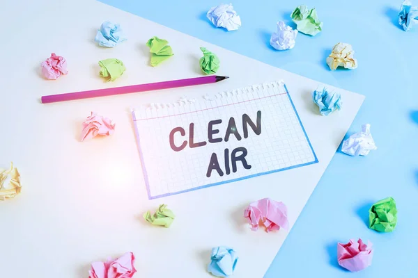 Schone lucht. Zakelijk concept voor lucht die geen schadelijke niveaus van vuil en chemicaliën in het heeft Gekleurde verfrommelde papieren lege herinnering blauw gele achtergrond wasknijper. — Stockfoto