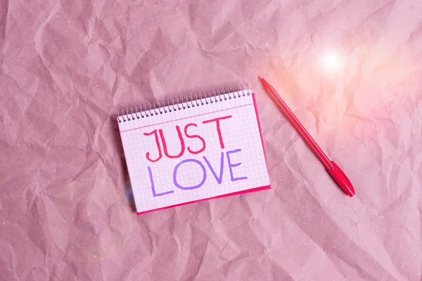Egy levél a Just Love-ról. Üzleti fotó kirakat, hogy érdekli fizikailag valaki Egy érzelmi kötődés Papercraft íróasztal tér spirál notebook irodai kellékek. — Stock Fotó
