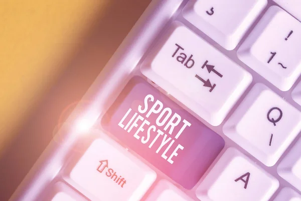 Εννοιολογική γραφή χέρι δείχνει Αθλητισμός Lifestyle. Επαγγελματική φωτογραφία κείμενο αθλητικό τρόπο ζωής για να πάρει υγιή και γεμάτη ευτυχία Λευκό πληκτρολόγιο PC με χαρτί σημείωμα πάνω από το λευκό φόντο. — Φωτογραφία Αρχείου