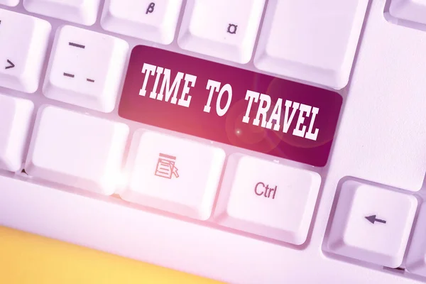 Slovo psaní textu Time To Travel. Obchodní koncept pro přesouvání nebo přecházení z jednoho místa na druhé na dovolenou Bílá PC klávesnice s prázdným poznámkovým papírem nad bílým pozadím kopírovat prostor. — Stock fotografie