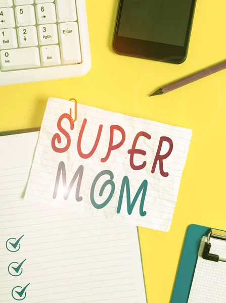 スーパーママ。育児とフルタイムの雇用を組み合わせることができる母親を紹介するビジネス写真テーブルの上に白い紙を粉砕紙クリップクロックモバイルとPCキーボード. — ストック写真