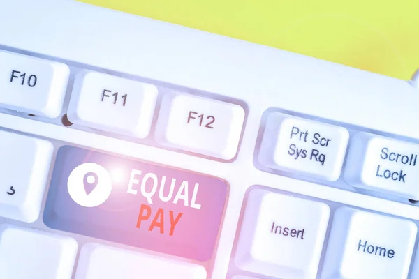 Texto de caligrafia Equal Pay. Conceito significado Direitos que os indivíduos no mesmo local de trabalho ser dado igual pagar teclado pc branco com papel nota vazia acima espaço de cópia de chave de fundo branco . — Fotografia de Stock