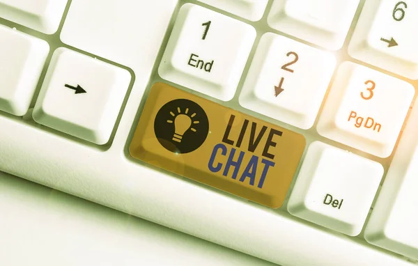 Texto de caligrafia Live Chat. Conceito que significa falar com amigo ou alguém através da internet e telefone PC Teclado pc branco com papel de nota vazio acima espaço de cópia de chave de fundo branco . — Fotografia de Stock