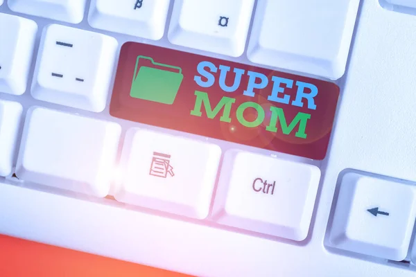 Woordschrijvend sms 'je Super Mam. Bedrijfsconcept voor een moeder die kinderopvang en fulltime werk kan combineren. — Stockfoto