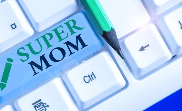 Sms 'je met Super mam erop. Conceptuele foto een moeder die kinderopvang en fulltime werk kan combineren. — Stockfoto