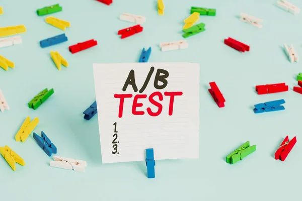 Szóírás A vagy B teszt. Üzleti koncepció teszt meghatározására fogyasztók inkább képesség termékek között Színes ruhacsap papírok üres emlékeztető kék padló háttér iroda pin. — Stock Fotó