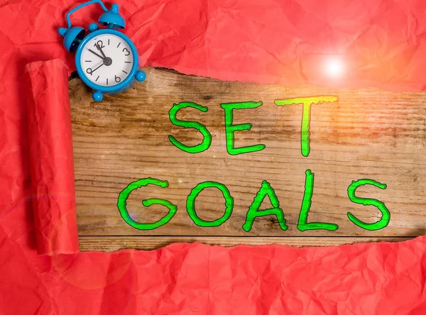 Writing note showing Set Goals. Business photo showcasing Defining or achieving something in the future based on plan Alarm clock and torn cardboard on a wooden classic table backdrop. — Stock Photo, Image