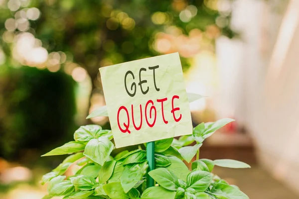 Signe texte montrant Obtenir un devis. Photo conceptuelle le prix le plus récent auquel un acheteur et un vendeur ont accepté Papier blanc uni attaché à un bâton et placé dans les plantes à feuilles vertes . — Photo