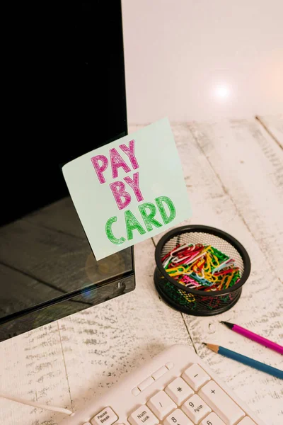 Pay By Card 'ı gösteren bir not yazıyorum. Kredi Debit Elektronik Sanal Para Alışveriş Notu Ödemeleri klavye ve durağan yakınlarındaki siyah bilgisayar ekranına bantlanmış iş fotoğrafı. — Stok fotoğraf