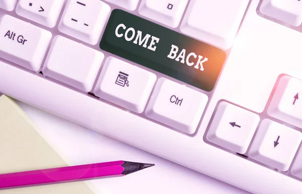 A escrever um bilhete a mostrar "Come Back". Foto de negócios mostrando pedindo uma demonstração para retornar lugar onde os entes queridos reside Teclado pc branco com papel de nota acima do fundo branco . — Fotografia de Stock