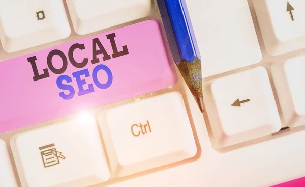 Escritura a mano escritura de texto Local Seo. Concepto que significa optimizar su sitio web para posicionarse mejor para una audiencia local . — Foto de Stock