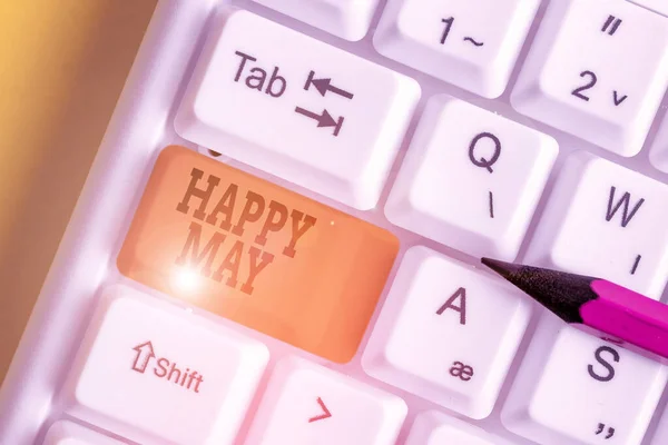 Pisanie tekstu Happy May. Business concept for Happy new month Najlepsze życzenia Świeże rozpoczęcie świętowania Holiday White pc keyboard with empty note paper above white background key copy space. — Zdjęcie stockowe