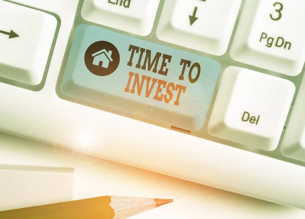 Ordet skriver text tid att investera. Affärsidé för skapandet av kapital kan producera andra varor. — Stockfoto