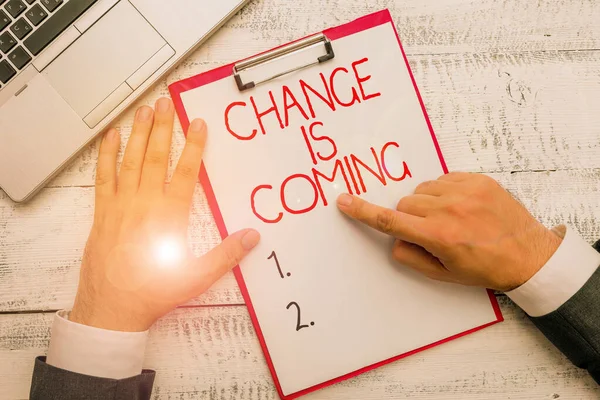 Signo de texto que muestra Change Is Coming. Foto conceptual que le dice a alguien que el futuro va a ser diferente Herramienta de equipo de escritura de mano cerca de dispositivo portátil de alta tecnología moderna . —  Fotos de Stock