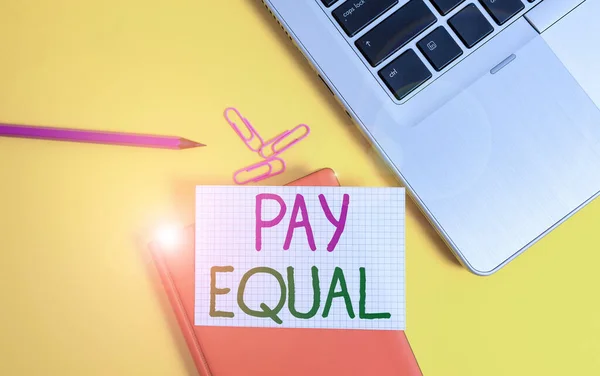 Pay Equal 'ı gösteren bir not yazıyorum. İş fotoğrafı ayrımcılık yapmama prensibi Laptop 'un iş telafisi olarak gösteriliyor. Kalem kâğıdı kapağı sert kapak, defter rengi arka plan.. — Stok fotoğraf