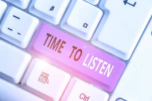 Scrivere una nota che mostri il tempo di ascoltare. Business photo showcase Prestare attenzione a qualcuno o qualcosa per ascoltare . — Foto Stock