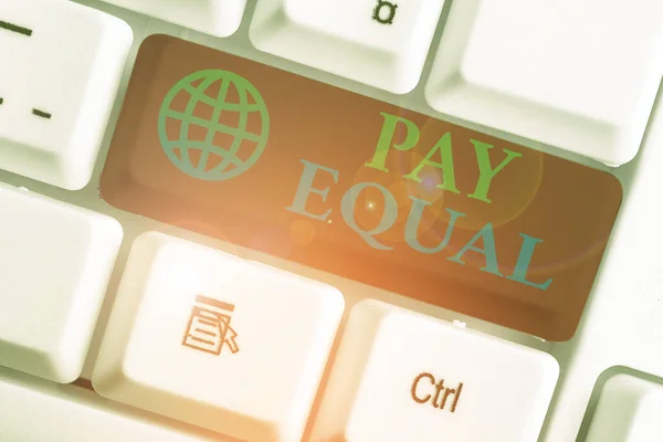 Escrevendo nota mostrando Pay Equal. Foto de negócios mostrando Princípio da não discriminação na compensação pelo trabalho . — Fotografia de Stock