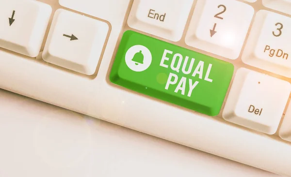 Escrita de mão conceitual mostrando Equal Pay. Texto da foto do negócio Direitos que os indivíduos no mesmo local de trabalho recebem igual pagamento Teclado pc branco com papel de nota acima do fundo branco . — Fotografia de Stock