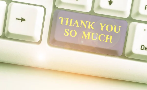 Aplikace Word psaní textu Děkuji moc. Obchodní koncept pro vyjádření vděčnosti pozdravy zhodnocení. — Stock fotografie