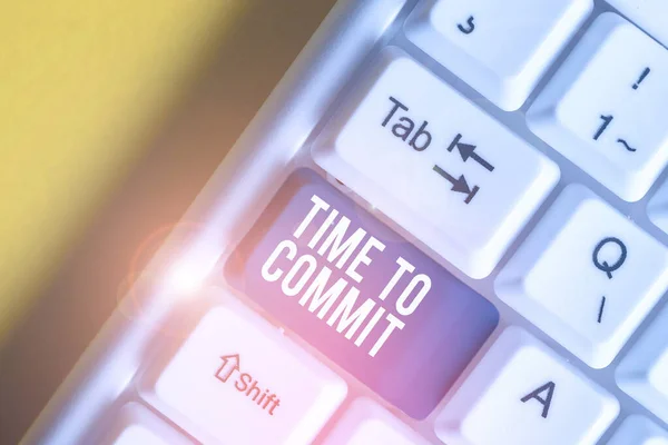 Konzeptionelle Handschrift, die Zeit zum Begehen zeigt. Business Foto Text Engagement oder Verpflichtung, die die Handlungsfreiheit einschränkt weiße PC-Tastatur mit Notizpapier über dem weißen Hintergrund. — Stockfoto