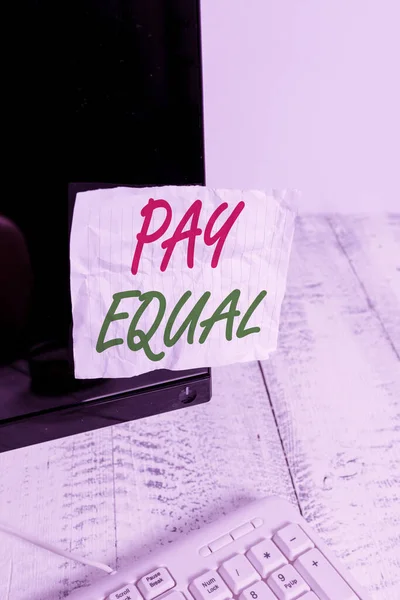 Handschrifttekst Pay Equal. Begrip betekenis Beginsel van non-discriminatie ter compensatie van het werk Notatie papier getapet aan zwarte computer monitor scherm in de buurt van wit toetsenbord. — Stockfoto