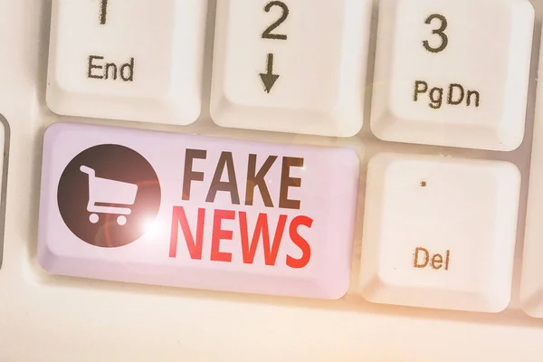 Woord dat tekst schrijft Fake News. Bedrijfsconcept voor het geven van informatie om aan te tonen dat dit niet waar is door de media. — Stockfoto