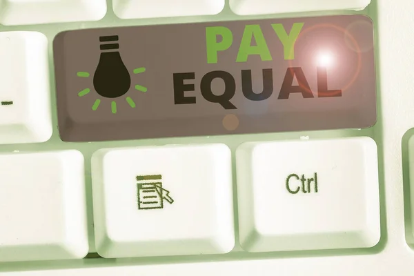 Escrevendo nota mostrando Pay Equal. Foto de negócios mostrando Princípio da não discriminação na compensação pelo trabalho . — Fotografia de Stock