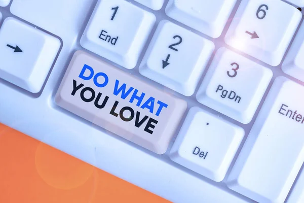 Escribiendo una nota mostrando Do What You Love. Exhibición de fotos de negocios Haga cosas agradables hacer actividades con motivación . — Foto de Stock