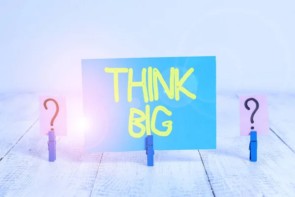 Parola che scrive testo Think Big. Business concept per Progettare qualcosa di alto valore per se stessi o per la preparazione Foglio scarabocchiato e sbriciolato con graffette poste sul tavolo di legno . — Foto Stock