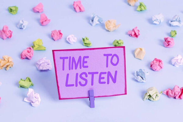 Концептуальный почерк, показывающий "Время слушать". Обращайте внимание на кого-то или что-то, чтобы услышать цветные скомканные бумаги пустые напоминания синяя прищепка для пола
.