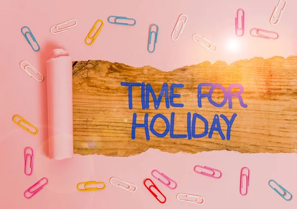 Rukopis Time For Holiday. Koncept znamená říct někomu, že tento moment pro odpočinek Summer Beach kancelářský sponka a roztrhané lepenka umístěna nad dřevěnou klasickou tabuli. — Stock fotografie