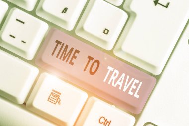 Zaman-yolculuğu gösterilen Not yazma. Hareket veya bir yerden diğerine tatile vitrine iş fotoğraf.