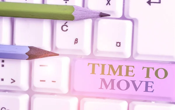 Scrie un bilet care arată Time To Move. Prezentare foto de afaceri Cea mai bună perioadă pentru a transfera Relocare Schimbați calea curentă . — Fotografie, imagine de stoc