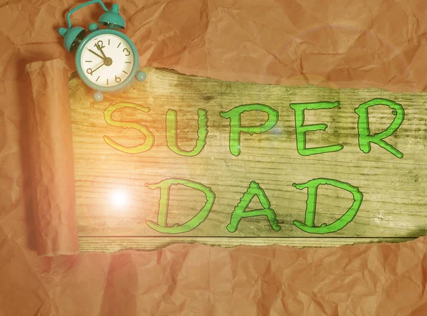 写字条显示超级爸爸。在一张木制经典桌布上，展示儿童偶像和超级英雄形象的商业照片给人们带来了警钟和撕破的纸板的灵感. — 图库照片