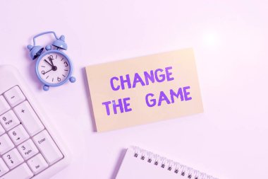 Oyunu Değiştir 'i gösteren kavramsal el yazısı. İş fotoğrafı metni Bir hareketi yapmak Yeni stratejiler Klavye boş not kağıdı ve kalem beyaz arkaplan.
