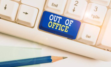 Ofis Dışını gösteren bir not yazıyorum. İş dünyası dışında fotoğraf gösterimi İş dünyasından hiç kimse boş zamanı kırmasın Beyaz bilgisayar klavyesini beyaz arkaplanının üstünde not kağıdıyla rahatlat.