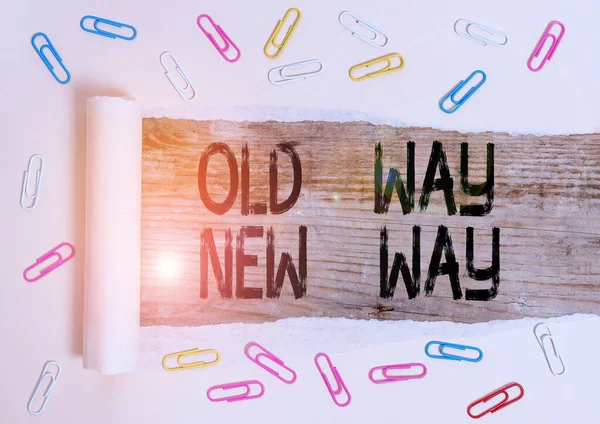 Conceptuele handschrift toont Old Way New Way. Zakelijke foto presentatie De verschillende manier om de gewenste doelen te bereiken Papier clip en gescheurd karton op hout klassieke tafel achtergrond. — Stockfoto