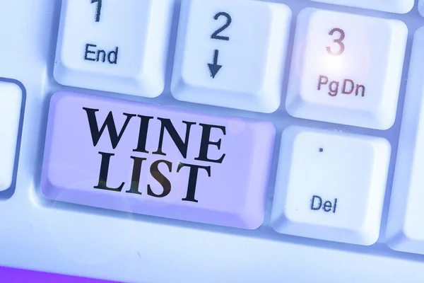 Píšu poznámku zobrazující seznam vín. Obchodní foto předvádění menu vína výběry pro nákup typicky v restauraci. — Stock fotografie