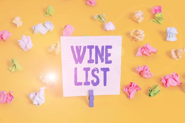 문자 와인 목록 작성하기. 일반적으로 색깔 이 바스러진 식당에서 와인을 구매하기 위한 메뉴의 비즈니스 컨셉은 백지 배경을 연상시키는 빈 종이에 쓰여 있다.. — 스톡 사진