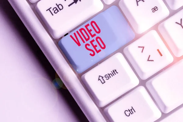 Nota de escritura que muestra Video Seo. Foto comercial que muestra el proceso de mejorar el posicionamiento o visibilidad de un vídeo . — Foto de Stock