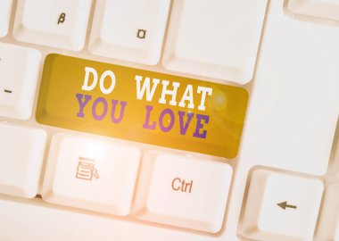 Kelime yazma metni Sevdiğini Yap. Keyifli şeyler yapmak için iş konsepti motivasyon ile faaliyetler yapmak beyaz arkaplan anahtar alanı üzerinde boş not kağıdı ile klavye.