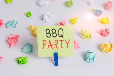 Kelime yazma partisi BBQ Partisi. İş konsepti genellikle ahşap üzerinde et tüttürmek ya da buruşuk kağıtlar boş hatırlatıcı beyaz zemin çamaşır mandalı.