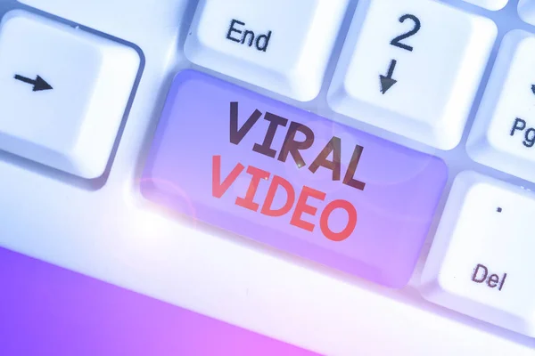 Texto para escrita de palavras Viral Video. Conceito de negócio para o vídeo que se torna popular através do compartilhamento de internet . — Fotografia de Stock