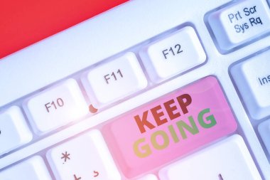 Kavramsal el yazısı devam ettiğini gösteriyor. İş fotoğrafçılığı zor bir durumda kaldığında normal yaşamak için çaba sarf eder..