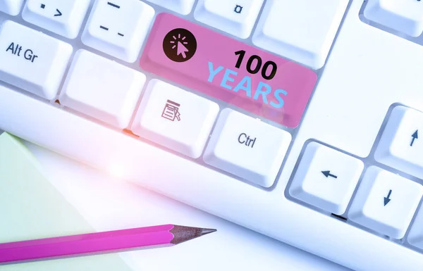 Conceptuele handschrift toont 100 Jaar. Zakelijke foto tekst Herinneren speciale dag voor het zijn 100 jaar in het bestaan Witte pc toetsenbord met nota papier boven de witte achtergrond. — Stockfoto