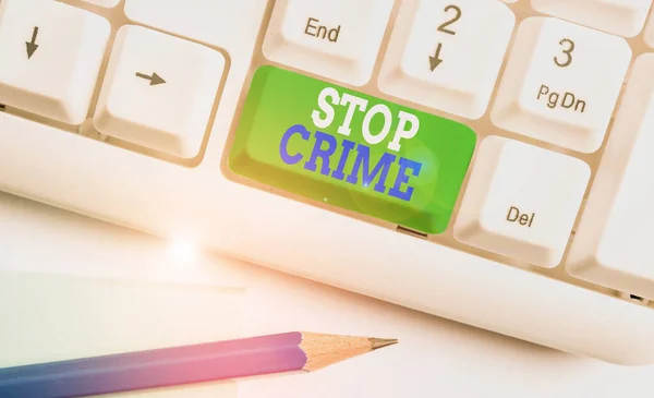 Text ukazující Stop Crime. Konceptuální foto úsilí nebo pokus o snížení a odrazení zločinu a zločinci Bílá PC klávesnice s prázdným poznámkovým papírem nad bílým pozadí klíč kopírovat prostor. — Stock fotografie