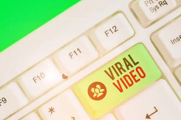 Text sign showing Viral Video. Conceptual photo the video that becomes popular through internet sharing. — Stock Photo, Image