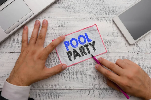 Wortschreiben Text Pool Party. Geschäftskonzept für Feierlichkeiten, das Aktivitäten in einem Schwimmbad in der Nähe von Schreibgeräten und modernen Smartphone-Geräten umfasst. — Stockfoto