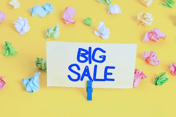 Escrita à mão texto escrevendo Big Sale. Conceito significado colocando produtos em alto desconto Ótimo preço Black Friday Colorido crumpled papers vazio lembrete branco chão fundo clothespin . — Fotografia de Stock