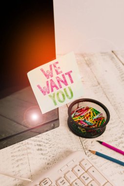 Seni istediğimizi gösteren bir not yazıyorum. İş fotoğrafçılığı firması yeteneklerini aramak için boşluk arıyor. İş başvurusu kağıdı klavye ve sabit bilgisayarın yanındaki siyah bilgisayar ekranına bantlanmış..